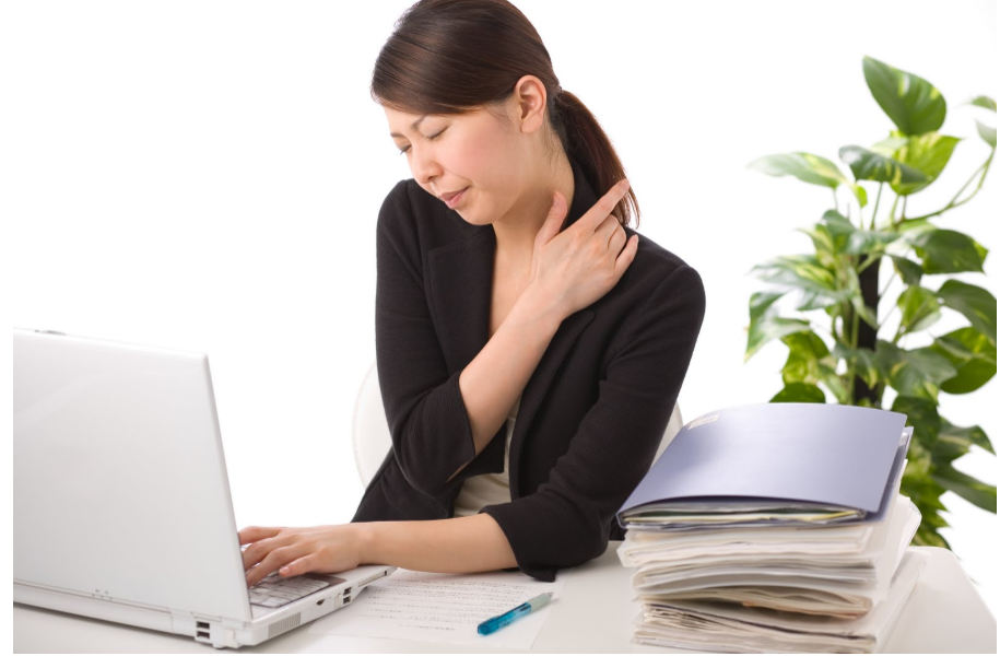 Vì sao dân văn phòng hay đau vai gáy